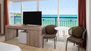 Habitación, 2 camas Queen size, vista al océano | Ropa de cama de alta calidad y caja de seguridad en la habitación