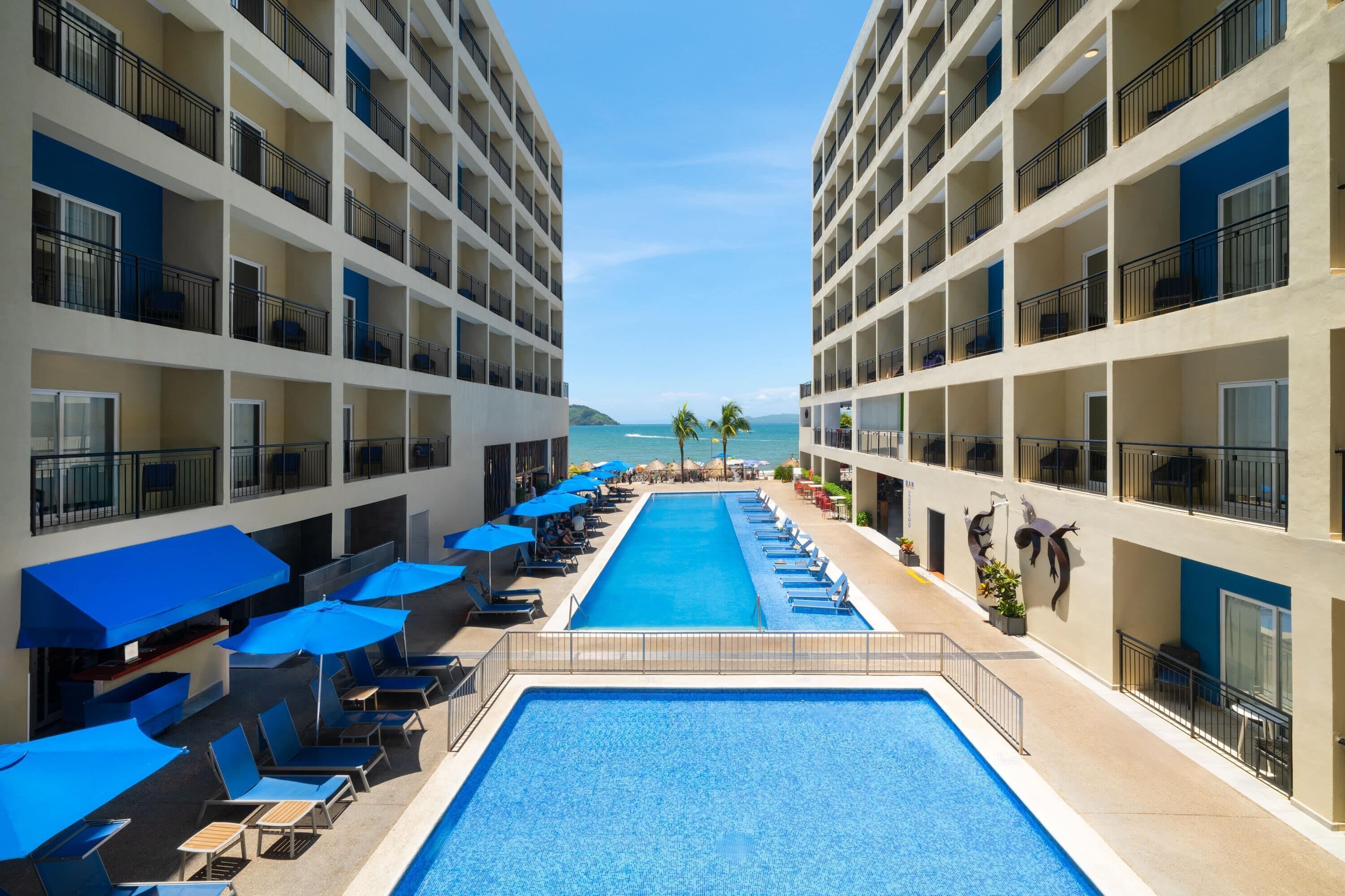 Outdoor pool, sun loungers