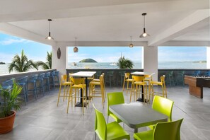 3 Bars/Lounges, Poolbar