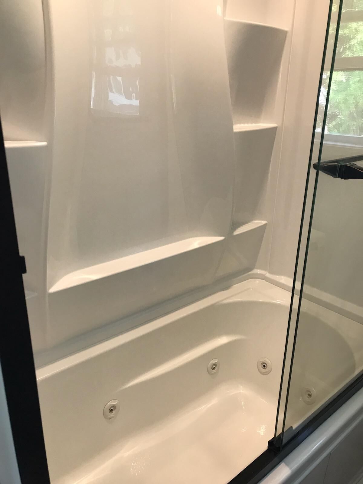 Baignoire, baignoire à jets, sèche-cheveux, serviettes fournies