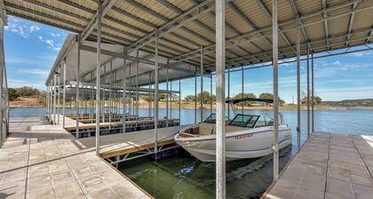 Luxe au bord du lac avec une vue épique, un port de plaisance privé et une cale de bateau.
