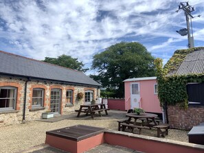 Outdoor dining - Pretty stone cottage near the village of Pendoylan (Pendoylan)