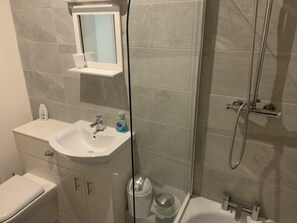 Ein Badezimmer mit Waschbecken, Spiegel und Toilette.