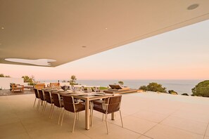 Outdoor dining - Luxury oceanside villa with pool [M] (Lagos)