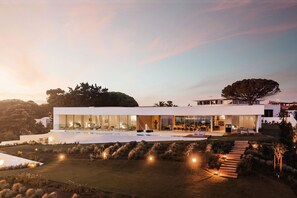 Exterior - Luxury oceanside villa with pool [M] (Lagos)