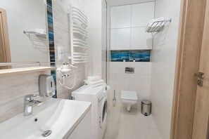 Apartamento (61) | Banheiro | Chuveiro, chuveiro com efeito de chuva, produtos de toalete grátis