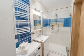 Apartment (50) | Badezimmer | Dusche, Regendusche, kostenlose Toilettenartikel, Haartrockner