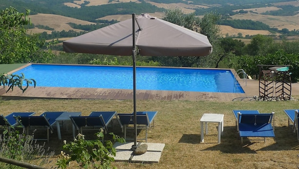 Ein Swimmingpool mit Blick auf sanfte Hügel im Hintergrund.