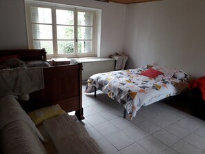 2 slaapkamers, geluiddichte muren, een strijkplank/strijkijzer