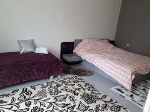 2 slaapkamers, geluiddichte muren, een strijkplank/strijkijzer