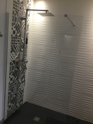 Combined shower/bathtub, hair dryer - Large new house 500m from the beach of Penvins (Sarzeau)