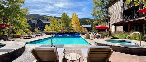 Een verwarmd zwembad