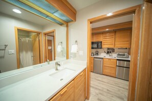 Kjøleskap, mikrobølgeovn, kokeplater og oppvaskmaskin