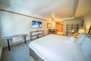 Desk, iron/ironing board, WiFi, bed sheets - Modern studio with an easy walk to the slopes (Keystone)