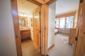 4 Schlafzimmer, Schreibtisch, Bügeleisen/Bügelbrett, WLAN