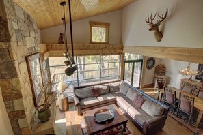 تلفزيون بشاشة مسطحة، مدفأة، ستيريو