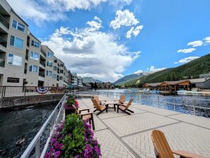 Terrace/patio - Modern Studio with 2 queen beds & a cozy fireplace (Keystone)