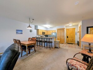 Un espai habitable compacte amb zona de menjador, cuina i una petita zona de seients.