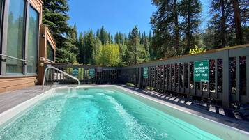 Een verwarmd zwembad