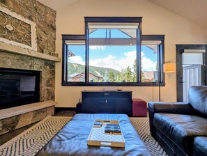 Smart TV, fireplace - Beautiful Townhome w/Hot Tub, Walk to Slopes (Keystone)