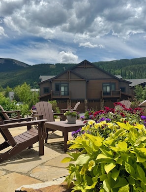 Terrace/patio - Beautiful Townhome w/Hot Tub, Walk to Slopes (Keystone)