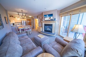 Una televisión, una chimenea