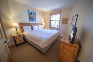 1 dormitorio, tabla de planchar con plancha, wifi y ropa de cama