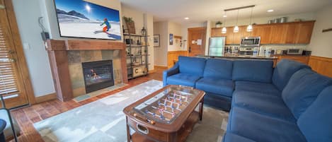 Smart TV, chimenea, videojuegos, futbolito