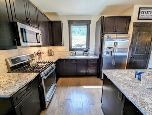 Een koelkast, een magnetron, een oven, een kookplaat