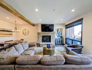 Een smart-tv en een open haard