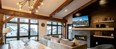 スマートテレビ、暖炉、ステレオ