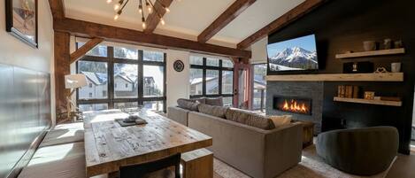 Smart TV, fireplace, stereo