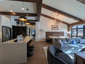 Smart TV, fireplace, stereo