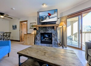 Televisio, takka, pöytäjalkapallopöytä