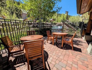 Outdoor dining - Peaceful Scenic Retreat | Pool & Hot Tubs (Keystone)