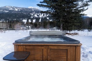 Outdoor spa tub - Modern 6 Bed 5.5 Bath Lodge Right Under Revelstoke Mountain Resort (revelstoke)