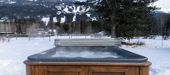 Modern 6 Bed 5.5 Bath Lodge Right Under Revelstoke Mountain Resort