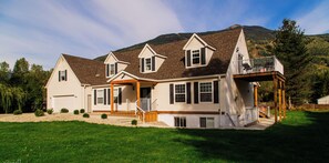 Exterior - Modern 6 Bed 5.5 Bath Lodge Right Under Revelstoke Mountain Resort (revelstoke)