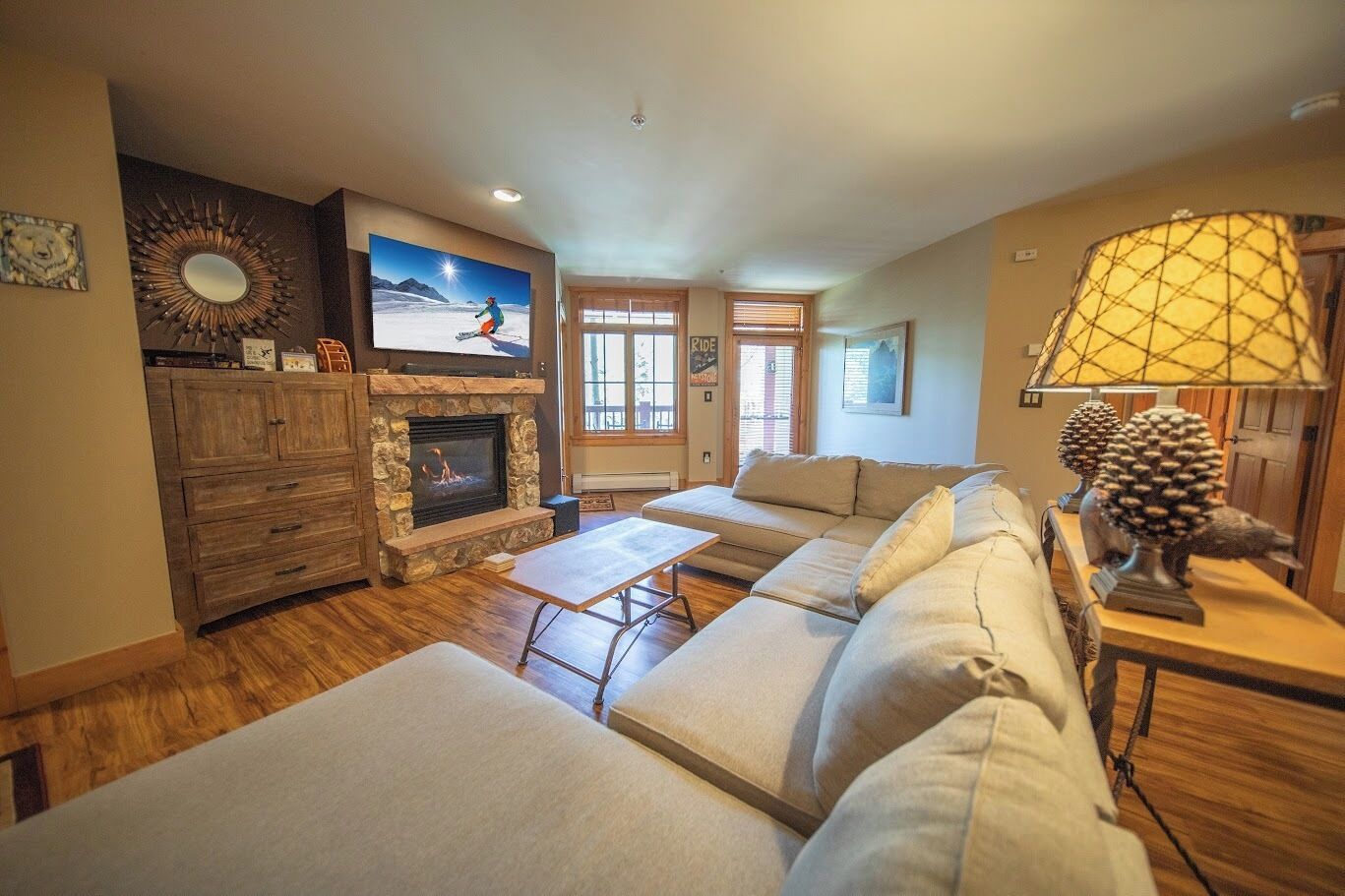 TV connectée, cheminée, chaîne hi-fi