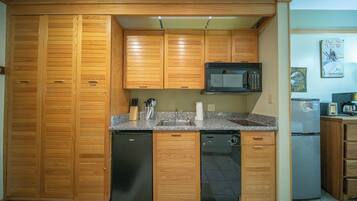 Microwave, stovetop, dishwasher, coffee/tea maker