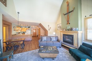 Flat-screen TV, fireplace, stereo