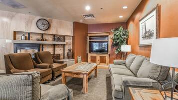 Flatskjerm-TV, peis og stereoanlegg