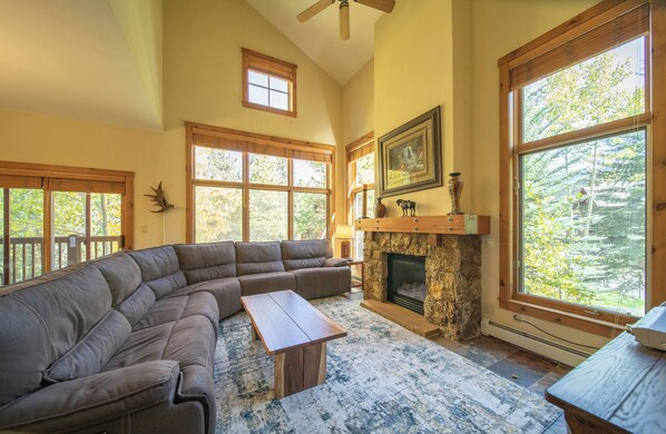 電視、壁爐、音響