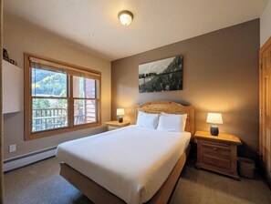 2 عدّة غرف نوم ومكواة/لوح كي وواي فاي وملاءات أسرّة