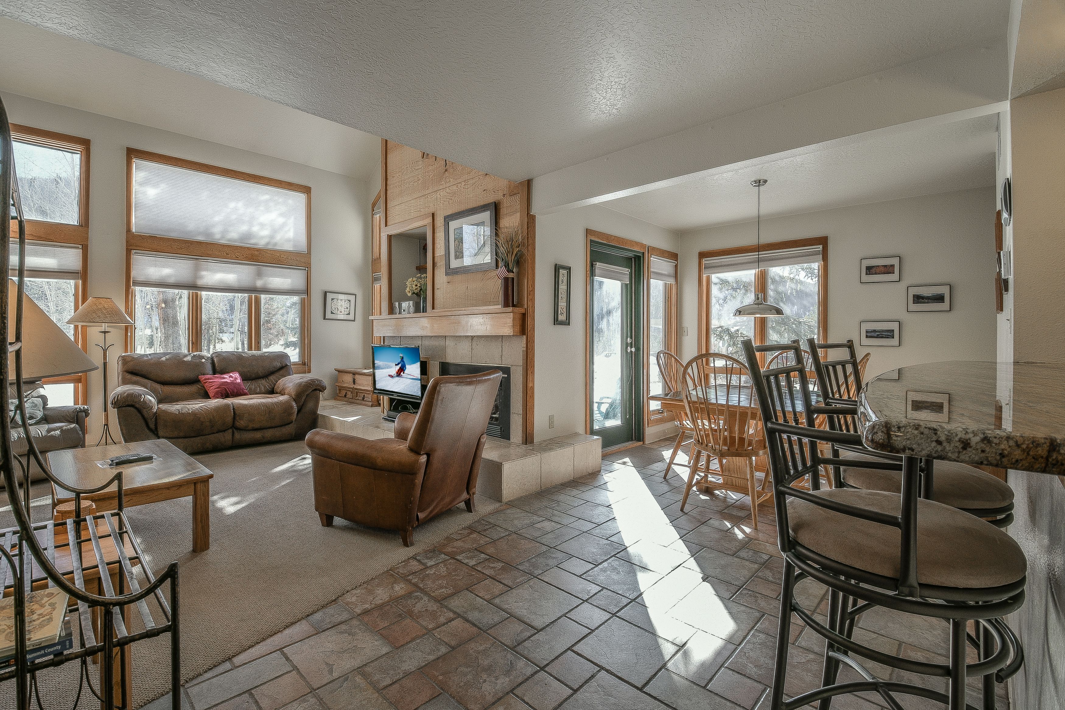 Télévision, cheminée, chaîne hi-fi