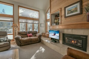 Een televisie, een open haard en een stereo