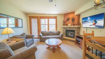 Smart TV, lareira, aparelho de som