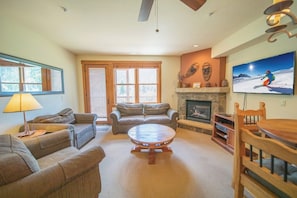 Smart TV, fireplace, stereo
