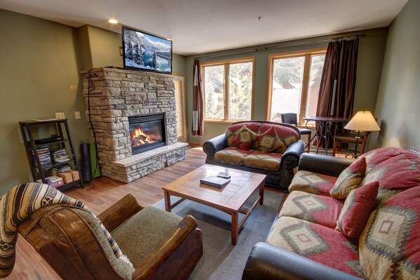 Smart TV, fireplace