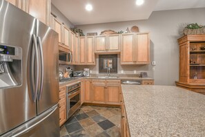 Kylskåp, mikrovågsugn, ugn och spishäll